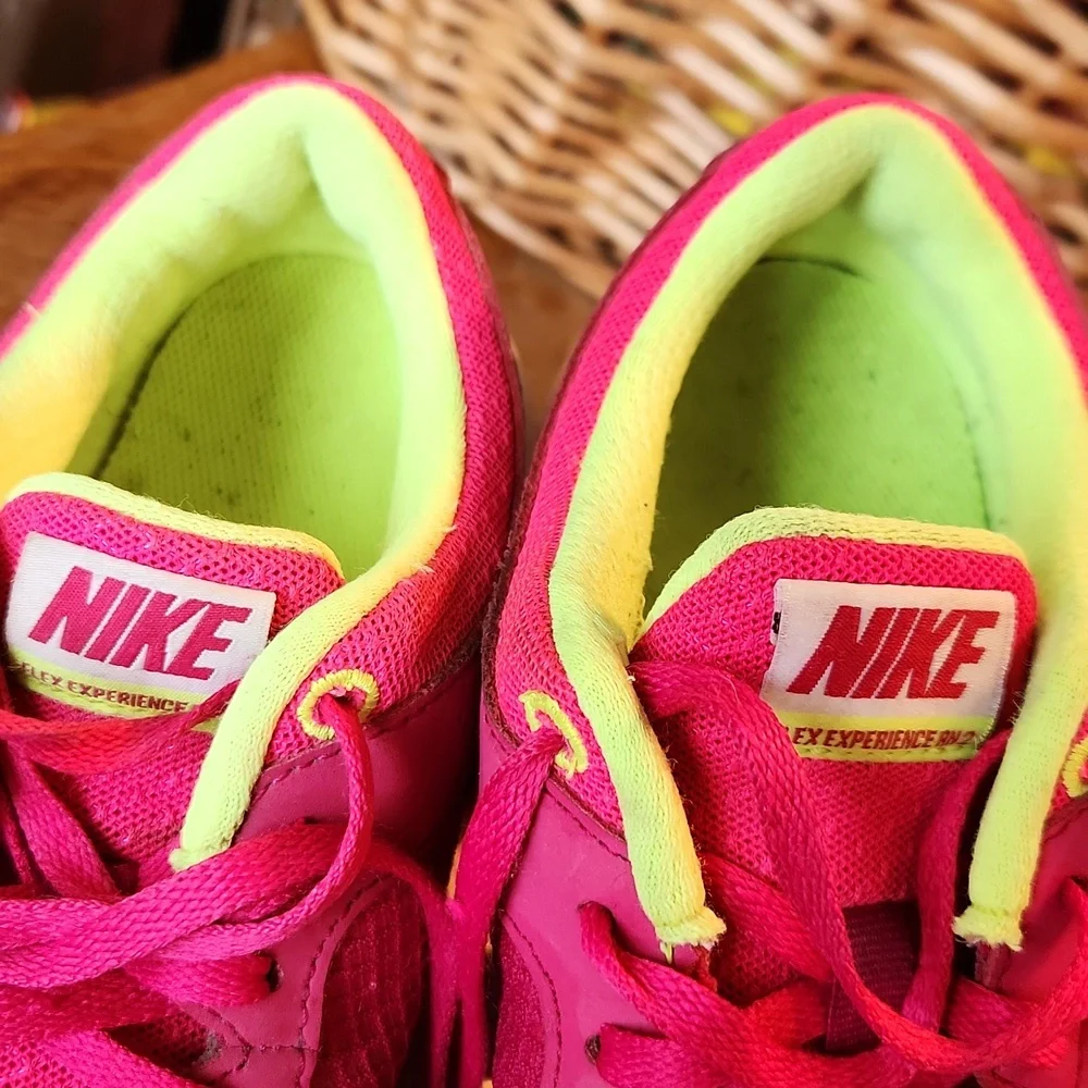 Nike‎ Flex Experience Shoes Youth Girl's sz 7 Pink